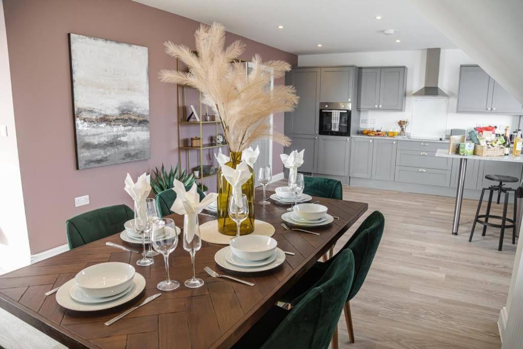 Bournecoast - Stylish Flat With Balcony - Sea Views - 10 Min Walk To Beach - Parking - Wifi - Fm8407 Bournemouth Eksteriør bilde