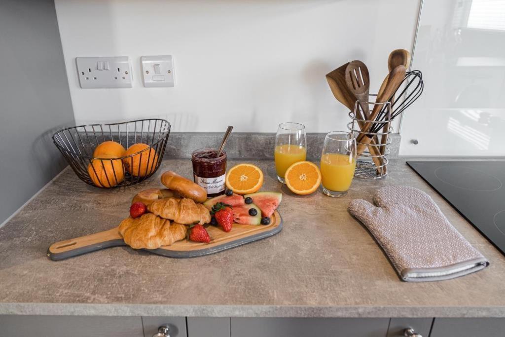 Bournecoast - Stylish Flat With Balcony - Sea Views - 10 Min Walk To Beach - Parking - Wifi - Fm8407 Bournemouth Eksteriør bilde