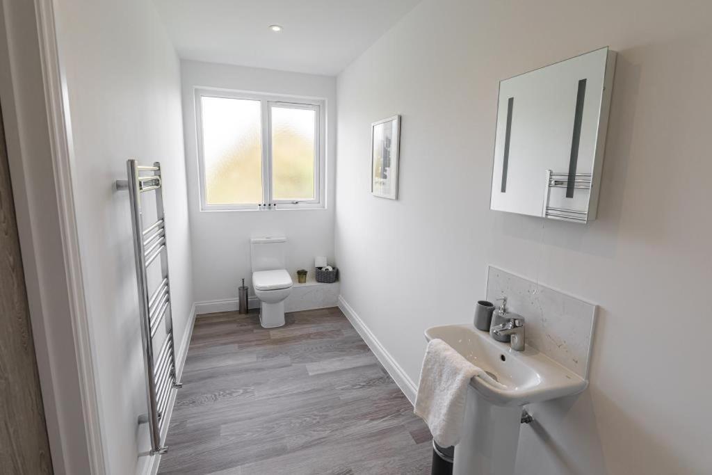 Bournecoast - Stylish Flat With Balcony - Sea Views - 10 Min Walk To Beach - Parking - Wifi - Fm8407 Bournemouth Eksteriør bilde