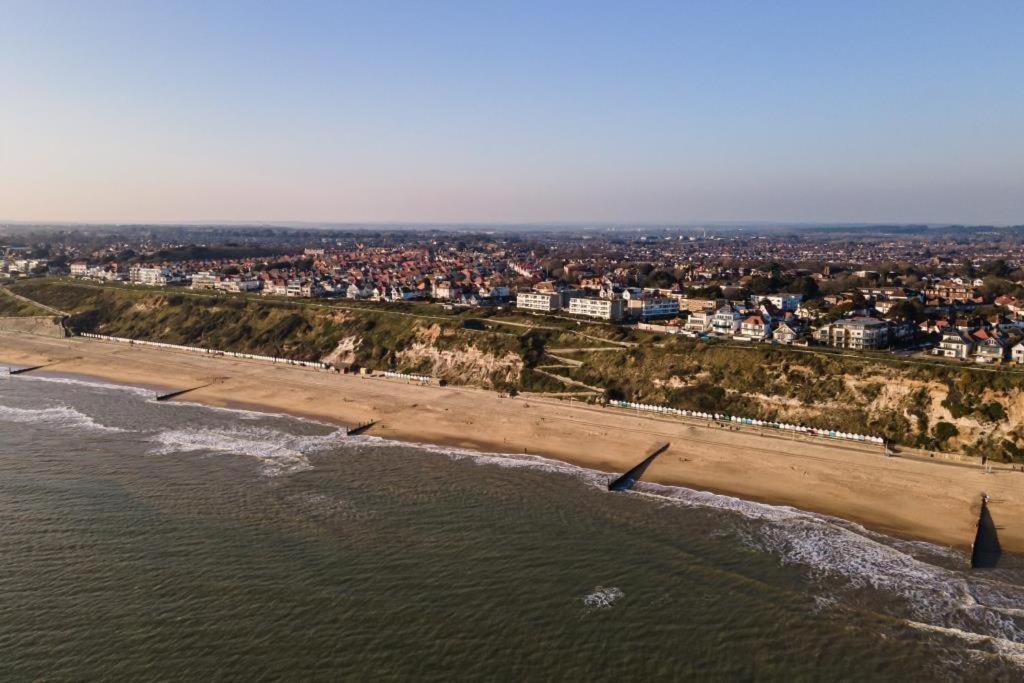 Bournecoast - Stylish Flat With Balcony - Sea Views - 10 Min Walk To Beach - Parking - Wifi - Fm8407 Bournemouth Eksteriør bilde