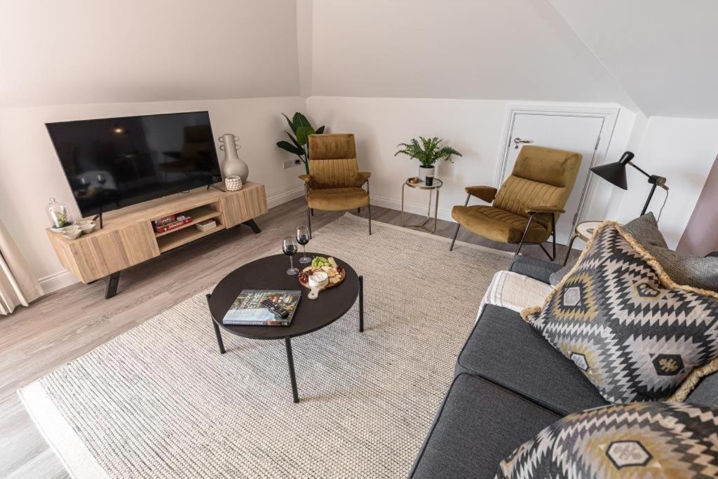 Bournecoast - Stylish Flat With Balcony - Sea Views - 10 Min Walk To Beach - Parking - Wifi - Fm8407 Bournemouth Eksteriør bilde