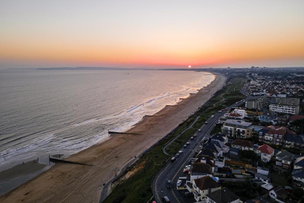 Bournecoast - Stylish Flat With Balcony - Sea Views - 10 Min Walk To Beach - Parking - Wifi - Fm8407 Bournemouth Eksteriør bilde